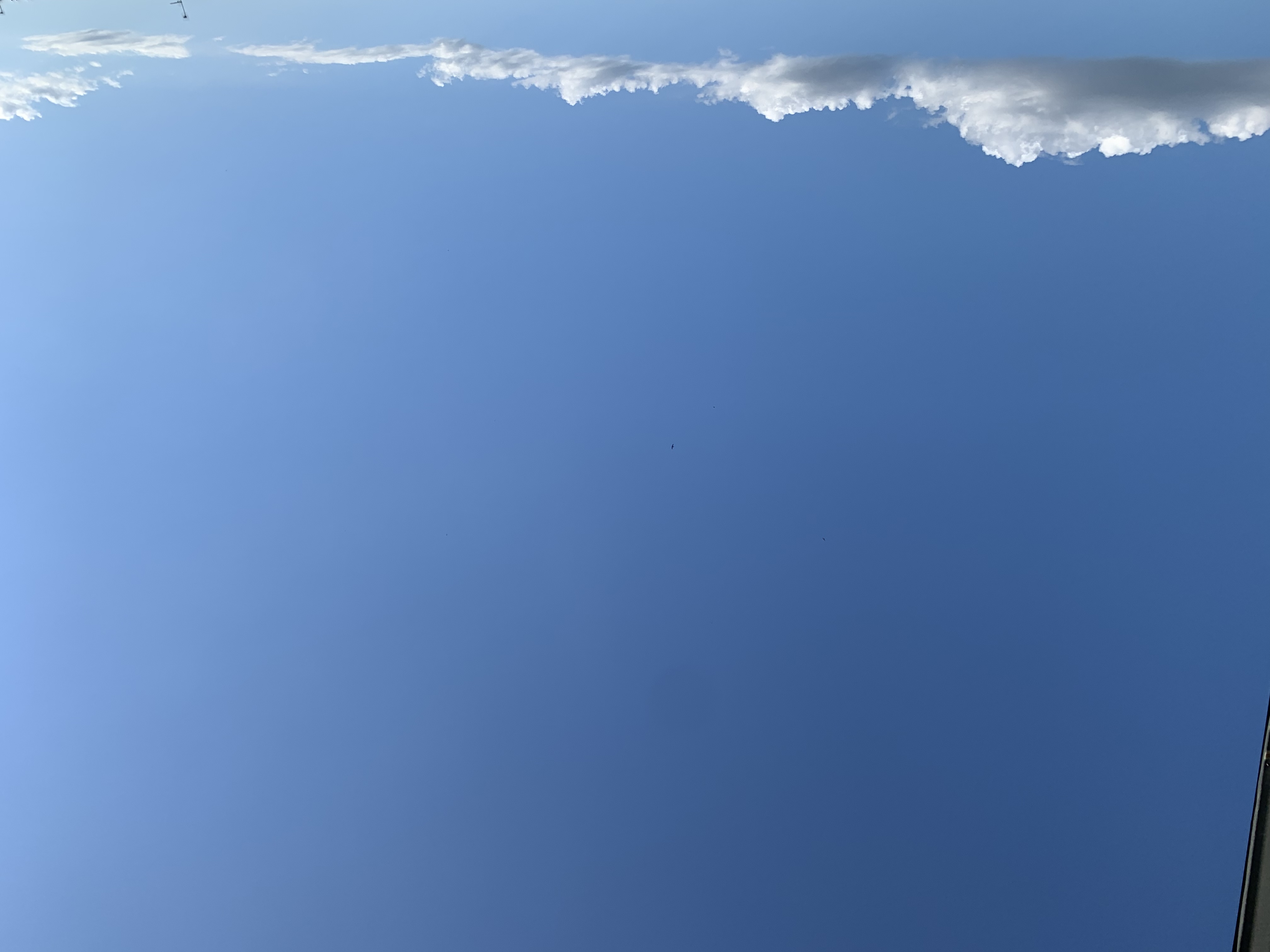 les nuages ​​soutiennent le ciel